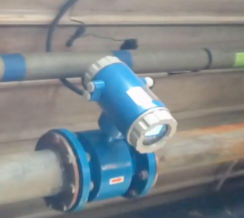 热水管道电磁流量计安装现场